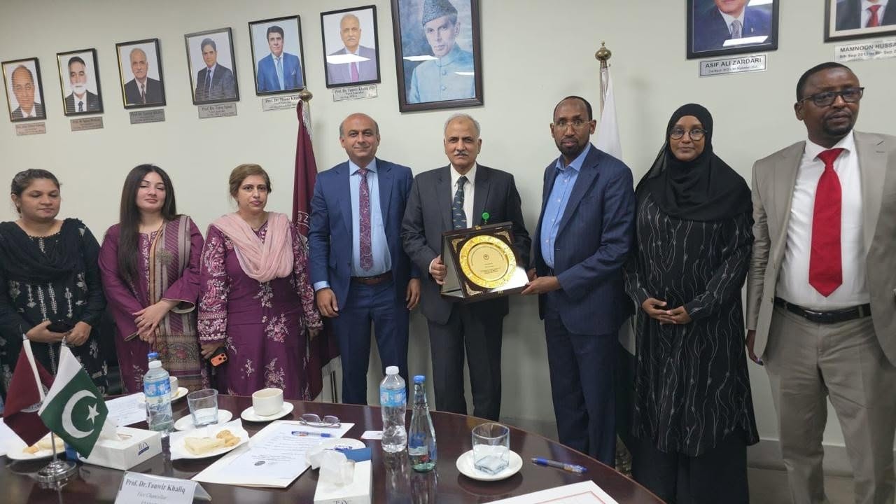 Governor Khalif and the Mandera delegation receive a plaque at COMSTECH in Pakistan