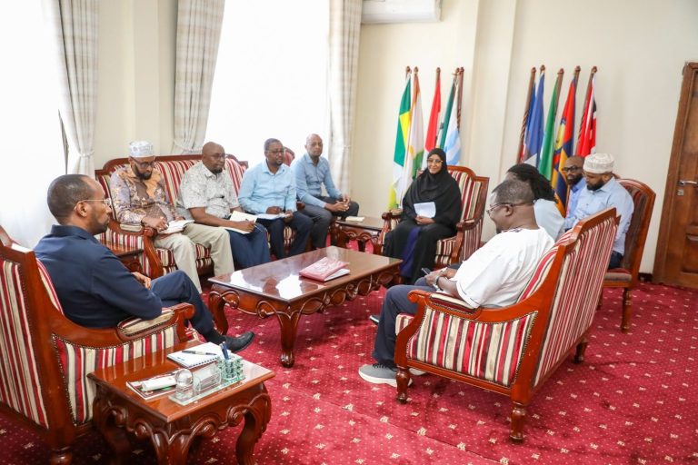 H.E. Governor Mohamed Adan Khalif in a meeting with the Fred Hollows Foundation Country Director and county health officials